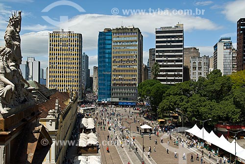  Subject: View of Largo Glenio Peres - On the left side Pediment Statues of the city hall and Central Public Market and on the right side XV de Novembro Square / Place: Porto Alegre city - Rio Grande do Sul state (RS) - Brazil / Date: 11/2011 