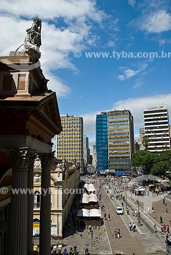  Subject: View of Largo Glenio Peres - On the left side Pediment Statues of the city hall and Central Public Market / Place: Porto Alegre city - Rio Grande do Sul state (RS) - Brazil / Date: 11/2011 