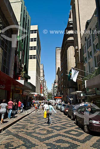  Subject: Movement of people in Andradas street during period at Christmas / Place: Porto Alegre city - Rio Grande do Sul state (RS) - Brazil / Date: 12/2011 