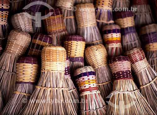  Subject: Handcrafted brooms in public market / Place: Cruzeiro do Sul city - Acre state (AC) - Brazil  / Date: 2004 