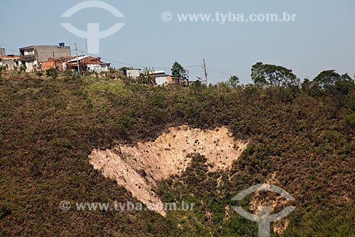  Subject: Erosion on the outskirts of Sitio Floresta Sanitary Landfill / Place: Sao Paulo city - Sao Paulo state (SP) - Brazil / Date: 09/2011 