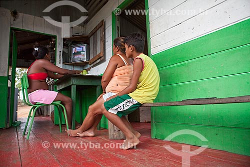  Subject: Residents of riverine community of Sobrado watching tv / Place: Novo Airao city - Amazonas state (AM) - Brazil / Date: 10/2011 