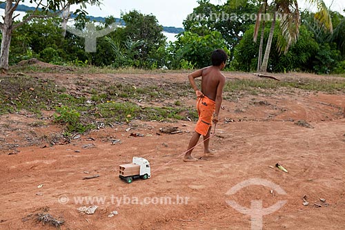  Subject: Residents of riverine community of Sobrado - Children pulling toy car / Place: Novo Airao city - Amazonas state (AM) - Brazil / Date: 10/2011 