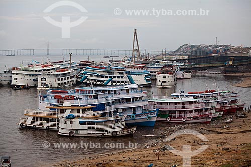  Subject: Boats in the port of Manaus with Rio Negro Bridge in the background / Place: Manaus city - Amazonas state (AM) - Brazil / Date: 10/2011 