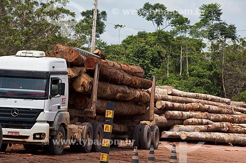  Subject: Truck with certified wooden logs of Precious Woods Amazon company / Place: Itacoatiara city - Amazonas state (AM) - Brazil / Date: 10/2011 