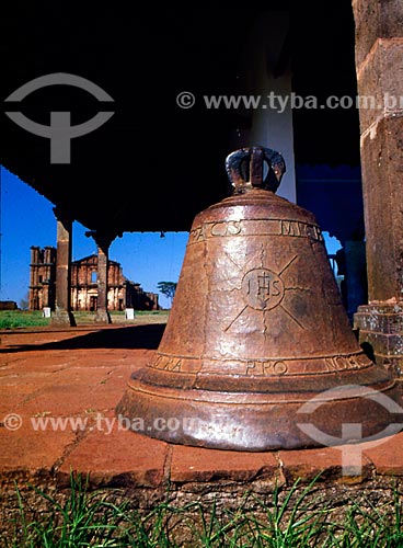  Subject: View of the bell the Missions Museum in the foreground and Sao Miguel Church in the background - Sao Miguel Mission Ruins / Place: Santo Angelo city - Rio Grande do Sul state (RS) - Brazil / Date: 01/2006 