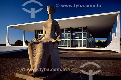  Subject: Sculpture The Justice in front of the headquarters of the Federal Supreme Court / Place: Brasilia city - Federal District (FD) - Brazil / Date: 04/2008 