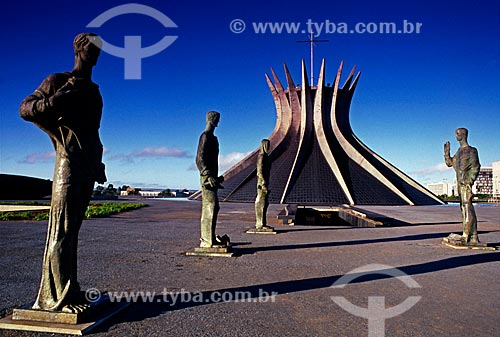  Subject: Sculpture The Four Evangelists and in the background Nossa Senhora Aparecida Metropolitan Cathedral  / Place: Brasilia city - Federal District (FD) - Brazil / Date: 04/2008 