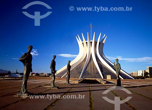  Subject: Sculpture The Four Evangelists and in the background Nossa Senhora Aparecida Metropolitan Cathedral  / Place: Brasilia city - Federal District (FD) - Brazil / Date: 05/2009 