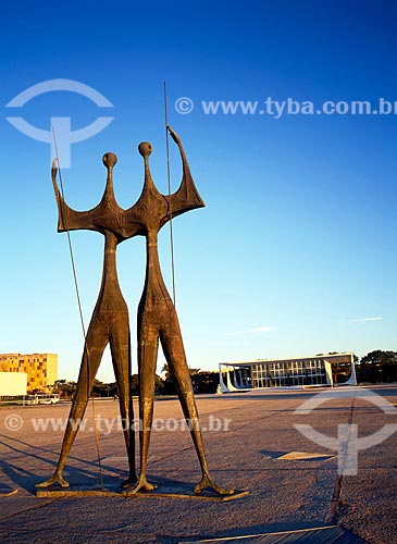  Subject: Sculpture The Warriors (The Candangos) with the headquarters of the federal Supreme Court in the background / Place: Brasilia city - Federal District (FD) - Brazil / Date: 04/2008 