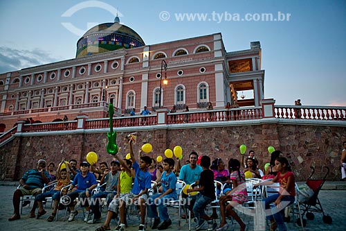  Subject: Children during recreation in front of Teatro Amazonas (Amazon Theater) / Place: Manaus city - Amazonas state (AM) - Brazil / Date: 10/2011 