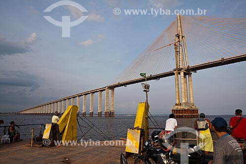  Subject: Ferry on Rio Negro for crossing between Manaus and Iranduba next to Rio Negro Bridge / Place: Manaus city - Amazonas state (AM) - Brazil / Date: 10/2011 