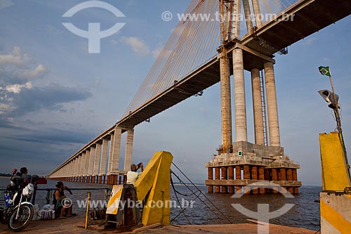  Subject: Ferry on Rio Negro for crossing between Manaus and Iranduba next to Rio Negro Bridge / Place: Manaus city - Amazonas state (AM) - Brazil / Date: 10/2011 