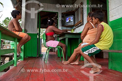  Subject: Residents of riverine community of Sobrado watching tv / Place: Novo Airao city - Amazonas state (AM) - Brazil  / Date: 10/2011 