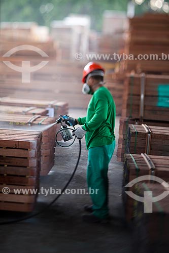  Subject: Man working at the Precious Wood Amazon timber / Place: Itacoatiara city - Amazonas state (AM) - Brazil / Date: 10/2011 