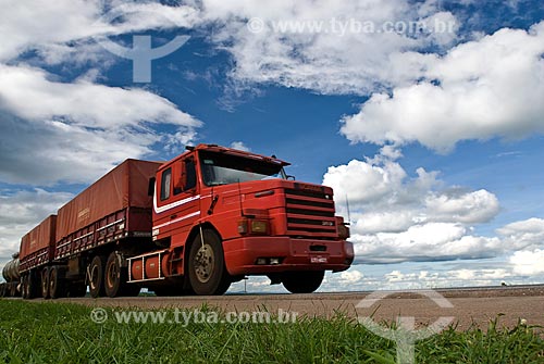  Subject: Truck carrying soybeans grain - Stretch of highway BR-163 / Place: Rondonopolis city - Mato Grosso state (MT) - Brazil / Date: 2010 