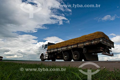  Subject: Truck carrying soybeans grain - Stretch of highway BR-163 / Place: Rondonopolis city - Mato Grosso state (MT) - Brazil / Date: 2010 