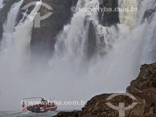  Subject: Tourists in boat near the Iguazu Falls / Place: Foz do Iguacu city - Parana state (PR) - Brazil / Date: 06/2010 