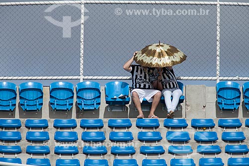  Subject: Couple of the Ceara fans with umbrella protecting themselves from the sun during the game Ceara x Santos by the Campeonato Brasileiro Serie A (Brazilian Soccer Championship Serie A) / Place: Fortaleza city - Ceara state (CE) - Brazil / Date 