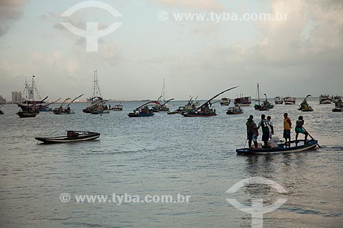  Subject: Group of fishermen arriving at Mucuripe beach / Place: Fortaleza city - Ceara state (CE) - Brazil / Date: 11/2011 
