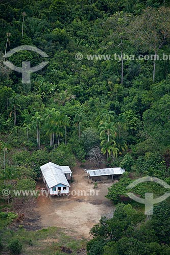  Subject: Aerial view of riverine community of Bom Jesus do Puduari - Isolated house in the middle of clearing / Place: Novo Airao city - Amazonas state (AM) - Brazil / Date: 10/2011 