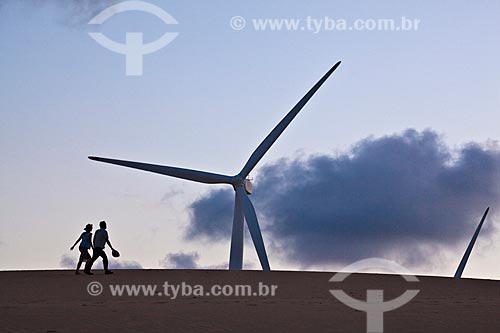  Subject: Couple walking on the dunes - Wind turbines of Aracati Wind Farm - Bons Ventos Geradora de Energia Company / Place: Aracati city - Ceara state (CE) - Brazil / Date: 10/2011 