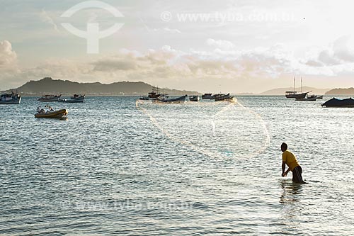  Subject: Man throwing a fishing net at Ponta das Canas Beach / Place: Florianopolis city - Santa Catarina state (SC) - Brazil / Date: 02/2012 