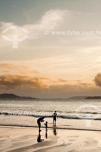  Subject: Silhouette of a family at Ponta das Canas Beach / Place: Florianopolis city - Santa Catarina state (SC) - Brazil / Date: 02/2012 