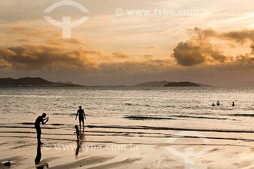  Subject: Silhouette of a family at Ponta das Canas Beach / Place: Florianopolis city - Santa Catarina state (SC) - Brazil / Date: 02/2012 