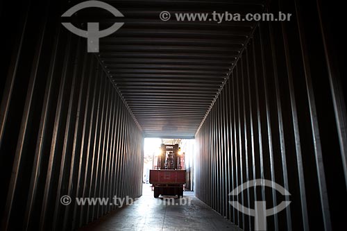 Subject: Worker operating a forklift in Santo Cristo Terminal - Portuary Zone of Rio de Janeiro / Place: Rio de Janeiro city - Rio de Janeiro state (RJ) - Brazil / Date: 01/2012 