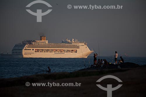  Subject: Transatlantic Ship seen from Arpoador Beach by fishermans / Place: Ipanema neighborhood - Rio de Janeiro city - Rio de Janeiro state (RJ) - Brazil / Date: 12/2011 