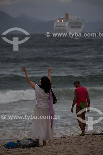  Subject: Woman doing homage to Yemanja on Copacabana Beach / Place: Copacabana  neighborhood - Rio de Janeiro city - Rio de Janeiro state (RJ) - Brazil / Date: 12/2011 