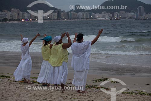  Subject: Womans doing homage to Yemanja on Copacabana Beach / Place: Copacabana  neighborhood - Rio de Janeiro city - Rio de Janeiro state (RJ) - Brazil / Date: 12/2011 