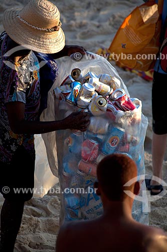  Subject: Person collecting aluminum cans in Arpoador Beach / Place: Ipanema neighborhood - Rio de Janeiro city - Rio de Janeiro state (RJ) - Brazil / Date: 12/2011 