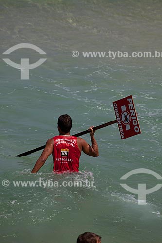  Subject: Fireman lifeguards putting plaque of Dangerous current of on Ipanema Beach   / Place: Ipanema neighborhood - Rio de Janeiro city - Rio de Janeiro state (RJ) - Brazil / Date: 04/2012 