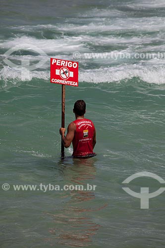  Subject: Fireman lifeguards putting plaque of Dangerous current of on Ipanema Beach   / Place: Ipanema neighborhood - Rio de Janeiro city - Rio de Janeiro state (RJ) - Brazil / Date: 04/2012 