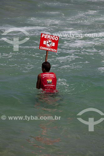  Subject: Fireman lifeguards putting plaque of Dangerous current of on Ipanema Beach   / Place: Ipanema neighborhood - Rio de Janeiro city - Rio de Janeiro state (RJ) - Brazil / Date: 04/2012 