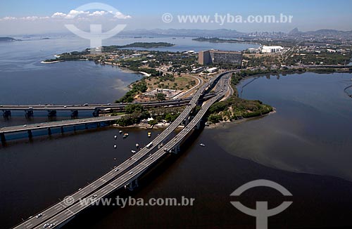  Subject: Aerial view of the Linha Vermelha with University City in the background / Place: Rio de Janeiro city - Rio de Janeiro state (RJ) - Brazil / Date: 03/2012 