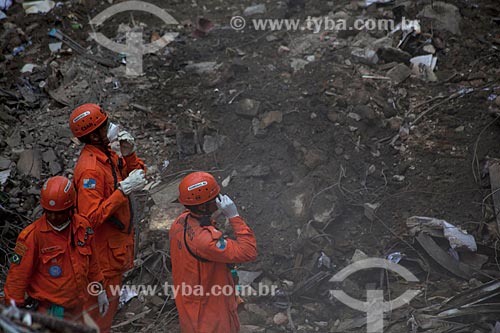  Subject: Firefighters working in the rubble of buildings that collapsed in the May 13 street  / Place: City center - Rio de Janeiro city - Rio de Janeiro state (RJ) - Brazil / Date: 01/2012 