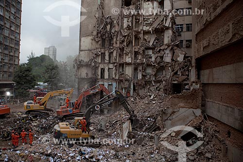  Subject: Excavators working in the rubble of buildings that collapsed in the May 13 street / Place: City center - Rio de Janeiro city - Rio de Janeiro state (RJ) - Brazil / Date: 01/2012 