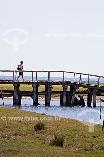  Subject: Woman walking on the trail of Talhamar on the Lagoa do Peixe / Place: Tavares city - Rio Grande do Sul state (RS) - Brazil / Date: 02/2012 