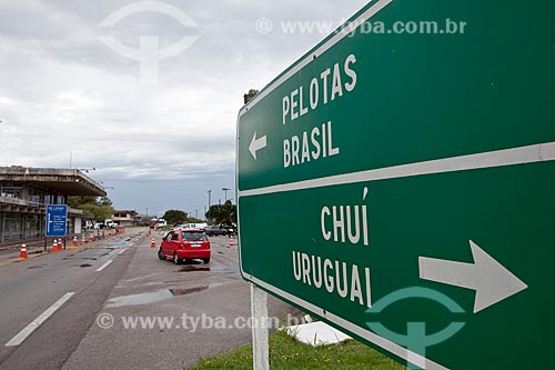  Subject: Plaque in Brazil-Uruguay border post with the Federal Revenue in the background / Place: Chui city - Rio Grande do Sul state (RS) - Brazil / Date: 02/2012 