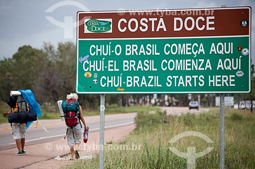  Subject: Backpackers passing in front of the plaque in the Brazil-Uruguay border / Place: Chui city - Rio Grande do Sul state (RS) - Brazil / Date: 02/2012 
