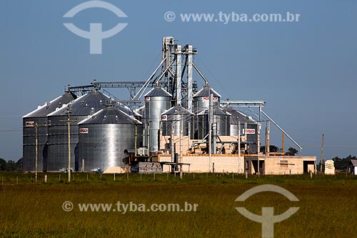  Subject: Horbach Silos on the banks of Highway RS-101 / Place: Palmares do Sul city - Rio Grande do Sul state (RS) - Brazil / Date: 02/2012 