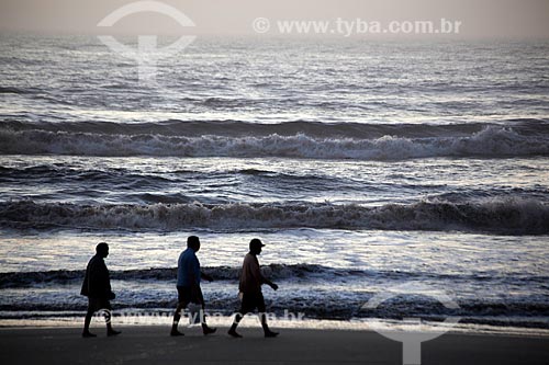  Subject: People walking on the Nova Beach - Mostardense Balneary / Place: Mostardas city - Rio Grande do Sul state (RS) - Brazil / Date: 02/2012 