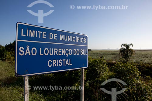  Subject: Plaque in border of the municipalities of Sao Lourenço do Sul and Cristal - Highway BR-116 height of 447 KM / Place: Rio Grande do Sul state (RS) - Brazil / Date: 02/2012 