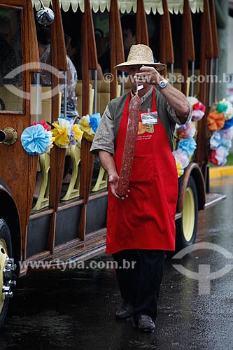  Subject: Man holding salami in front of the Bus of the Fair of the german colony / Place: Gramado city - Rio Grande do Sul state (RS) - Brazil / Date: 02/2012 