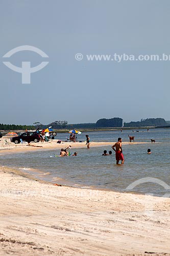  Subject: Tourists in the Patos Lagoon / Place: Tavares city - Rio Grande do Sul state (RS) - Brazil / Date: 02/2012 