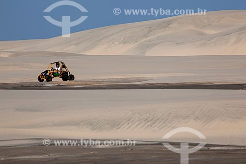  Subject: Tourist driving buggy in dunes at Lagoa do Peixe National Park / Place: Tavares city - Rio Grande do Sul state (RS) - Brazil / Date: 02/2012 