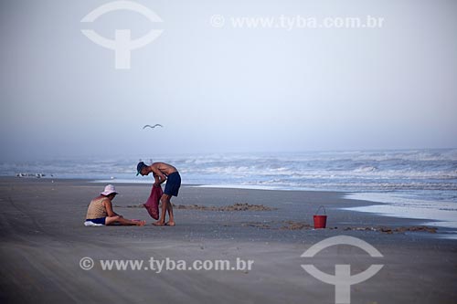  Subject: Couple of tourists in fishing Mostardense Balneary / Place: Mostardas city - Rio Grande do Sul state (RS) - Brazil / Date: 02/2012 